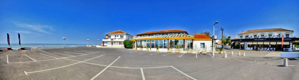 hotel-les-dunes-la-tranche-sur-mer-parking-picine-hôtel