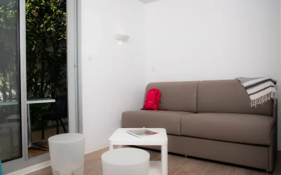 Hotel-les-dunes-la-tranche-sur-mer-suite-familiale-confort-2-personnes-salon